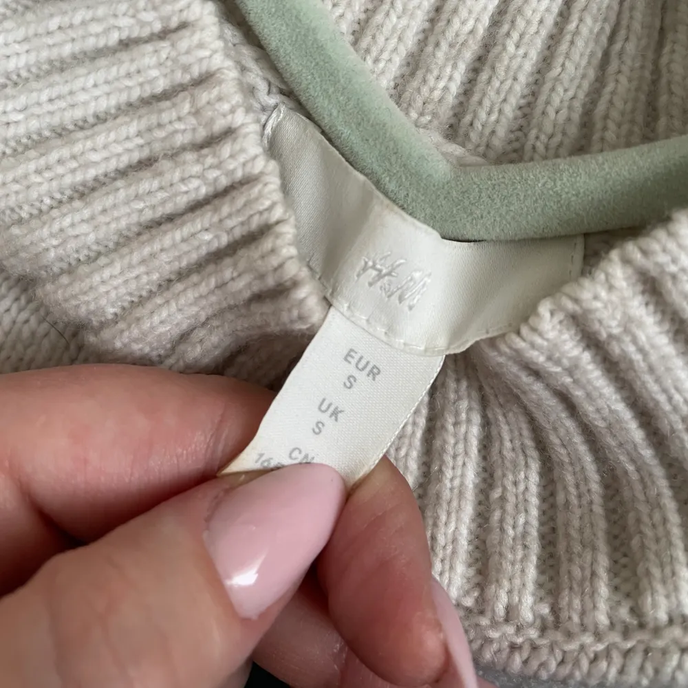 Stickad tröja från H&M i storlek S. Använd ett par gånger men är i otroligt fint skick🦋 OBS;köpare står för frakt. Stickat.