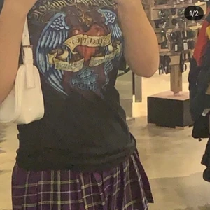 super cool tröja - häftig tröja som jag köpte på second hand i somras, använd 2 ggr max ÄLSKAAAAR den men har bytt stil  så den kommer inte till så mycket användning:/ passar XS S M buda!!!!