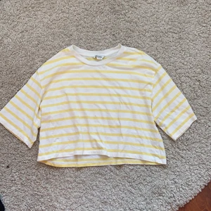 Monki croptop - Så gullig croptop från Monki i superbra skick!💖 sitter snyggt oversized också! Frakt-48kr