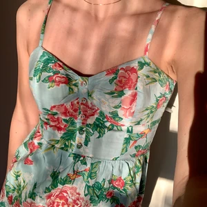 Sommarklänning  - Söt klänning köpt i Italien, storlek S 🌸 mycket sparsamt använd, fint skick!                                 Kolla gärna in mina andra annonser!