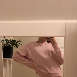 Rosa tröja  - Jättefin och skön tröja från weekday som tyvärr inte kommer till användning