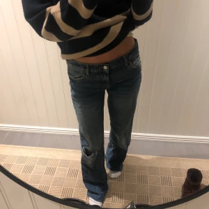 Lågmidjade långa jeans - Enbart använda 1 gång. Raka långa jeans med ett hål på knät, lågmidjade dessutom! 