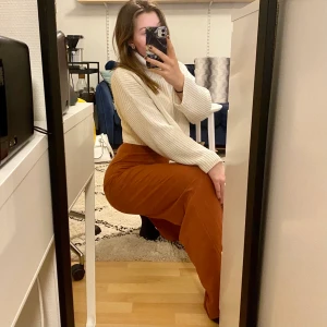 Bruna vida byxor från Weekday - Ett par orange/bruna mjuka byxor från Weekday. Superfina, måttligt använda, säljs p.g.a. att de är för stora för mig i dagsläget. ✨Mötas upp i Lund eller fraktas i Sverige för ca. 70kr✨