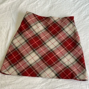 Rutig kjol  - Rutig röd kjol 