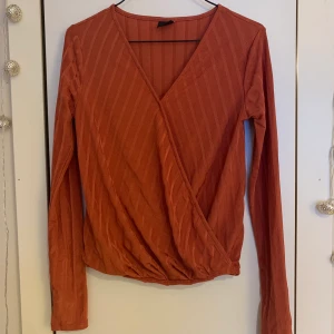 Omlottröja Gina Tricot - En söt kopparfärgad tröja i jätteskönt material. Använder inte för att det inte riktigt är min stil. Skriv vid intresse 