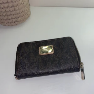 Michel kors plånbok  - Fick denna av min mamma när hon jobbade på secondhand butik där dom sålde bara äkta märkes väskor osv. Den har tyvärr inte kvar bandet som man kan se på sista bilden. Den är i ett helt ok skick, lite sliten i sjävla plånboken. Nya kostar runt 800-1000 kr. Köparen står för frakten ❤️