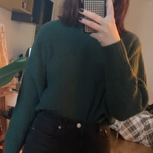Grön stickad tröja - Jättefin, havsgrön, stickad tröja från Monki! Supermysig och lagom tjock, säljer då jag inte använder den. Originalpris ca 300-400kr, pris kan diskuteras vid snabb affär
