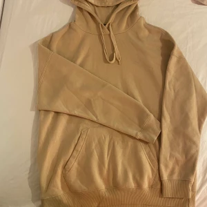 Beige hoodie - Skön hoodie som endast är använd ett fåtal gånger så den är i mycket gott skick! Den visas på en M🤎🤍