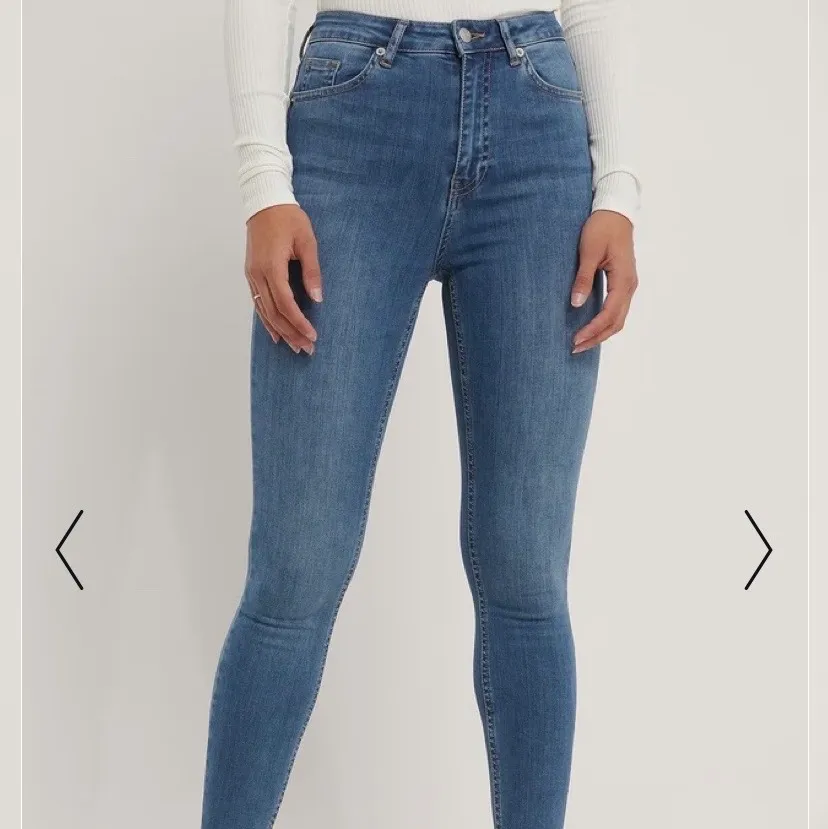 Oanvända jeans med slitningar nedtill från Nakd. Jeans & Byxor.