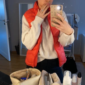 Peak performance väst  - Säljer min väst som nästan aldrig kommit t användning, stolek xs men passar S också! Bra kvalite och snygg t afterski eller nu till vintern:) beställd från peak performance