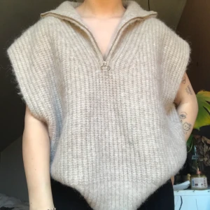 Trendig stickad väst  - Otroligt snygg trendig väst från Gina i storlek XL men sitter otroligt snyggt och oversized på mig som vanligtvis har storlek S. Endast använd 1 gång då jag var tvungen att ha på mig den i TV haha! Från Ginas serie ”premium Quality”