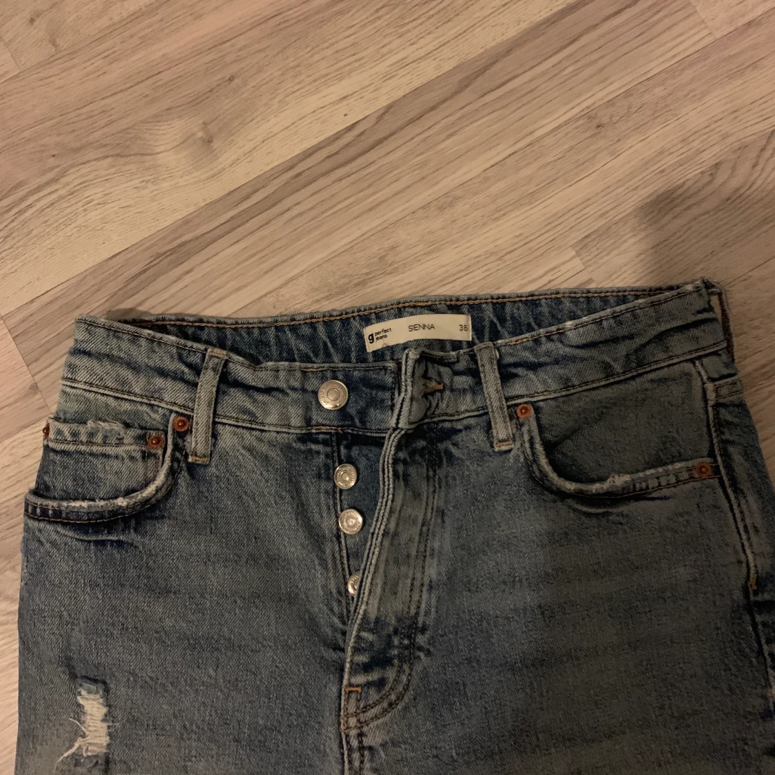 Slitna blå jeans från Gina Tricot  - 91