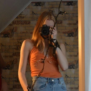 Backless orange to xs-m - Jätte fin topp från 80-90 talet😍😍. Passar med andra vintage plagg. Fråga efter fler bilder budgivning går upp med 20kr.