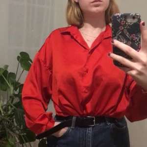 Sammetsskjorta - Röd skjorta av sammetsliknande material, köpt second hand och lappen med material är borta så är inte säker på vad det är! Men fint iaf! Jag är storlek S men denna är väldigt stor så beror på hur man vill att den ska sitta! 