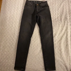 Jeans från Bikbok strl XS - Fina jeans från Bikbok i storlek XS i ”tvättad” färg 🖤🖤 Jeansen har knappar istället för dragkedja. Jeansen ska vara i mom-fit men skulle säga att dem ändå sitter ganska tight mot benen. Jeansen är oanvända, därav priset ☺️💗 Samfraktar gärna med andra plagg och betalning sker via Swish <33