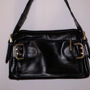 Svart väska - Assnygg, svart och trendig väska! Aldrig använd så den är i toppskick. 