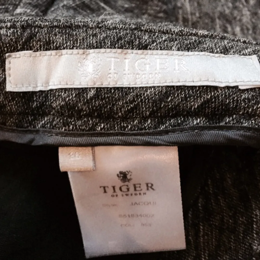 Eleganta svart/gråmelerade byxor från Tiger i mjukt följsamt tyg. Väldigt bekväma! Använda ett fåtal gånger så i fint skick.. Jeans & Byxor.