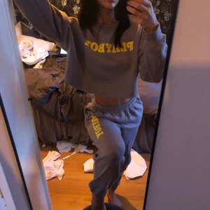 Playboy mjukisset - Ballt mjukisset från Playboy x Missguided som är slutsålt💛. Tröjan är i storlek 36 och byxorna 34, kan sälja separat för 200kr/del eller 350kr för båda. Köparen står för frakt✨