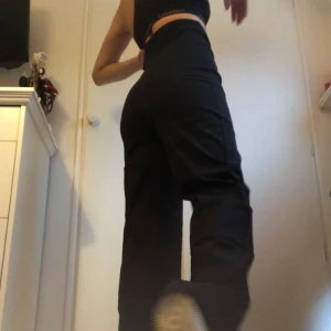 Högmidjade Kostymbyxor - Snygga svarta högmidjade kostymbyxor från Nelly i storlek S. Aldrig använda pga för långa och väldigt höga i midjan. Jag är 165cm lång. Frakt ingår i priset✨