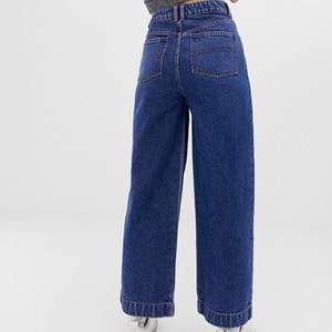 Mörkblå, vida (straight leg) jeans från märket Collusion köpta på asos. (Lånade bilder från hemsidan eftersom de är lite för små på mig) 