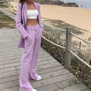 lila kostymset - (första inte min bild) asballt kostymset som tyvärr inte kom till användning. köpt second hand men aldrig använt av mig och i nyskick! skriv för frågor eller fler bilder! säljs helst ihop <3