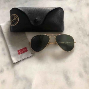  - Bågen är en small - 55mm. För alla som tycker om droppformen och har ett gracilt och smalt ansikte.  Fodral och duk medföljer. INGA DEFEKTER  Båge: Blank guld Bågmaterial: Metall  Linser: Grön klassisk G 15  Form: Pilot