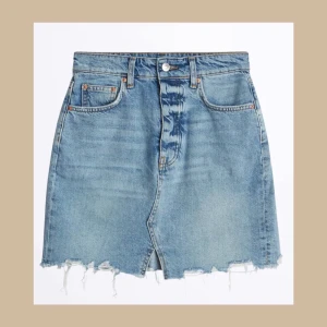 Jeanskjol - Blå jeanskjol från Gina Tricot finns i storlek 34 & 36💙🦋 Helt nya, oanvända. Nypris: 399kr vårat pris: 100kr +frakt 🚚