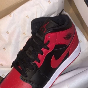 Jordans strl 39 - Hej! Säljer nu dessa inprincip oanvända skorna då jag redan har två par Jordans till o föredrar dem. Lägger upp detta lite mer som en intressekoll för att se om det finns intresse. Finns intresse kan jag självklart skicka mer bilder etc. 🥰🥰🥰