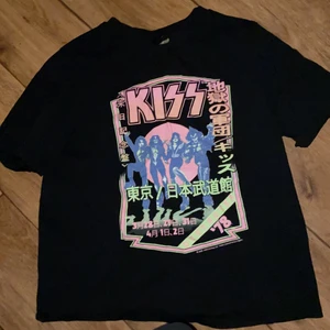 Kizz - En cool kizz t-skirt med en färgglad bild 