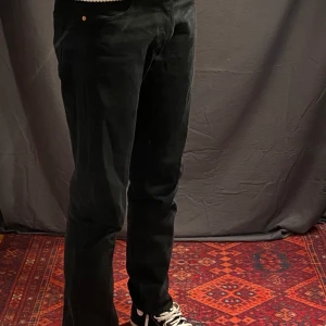 Svarta Levis 501  - Svart Levis 501, skitnsygga och funkar till allt. Säljer pga liten storlek.  ❗️ Tar emot bud ❗️