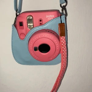 Instax mini 9 - Hejj, jag säljer min fult fungerande instax mini kamera. Det kommer ut bilder längst upp, och den är superfin, inga skrapor och den är nästan helt ny, säljer den pga att jag inte andvänder den, och ett annat hem behöver den bättre än mitt