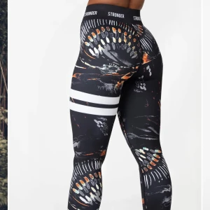 Stronger träningsbyxor  - Säljer dom här träningsbyxorna från märket stronger. Dom är i bra skick och använda fåtal gånger. Nypris 799kr jag säljer för 250kr. Köparen står för frakten💕