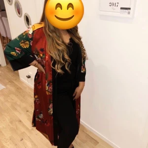 Kimono med skärp - Kimono med skärp , använd fåtal gånger, satin köptes för 449kr