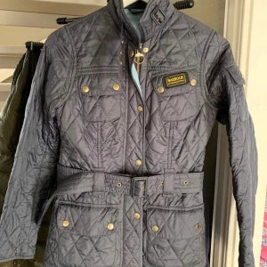 Barbour jacka - Barbour jacka, använd några gånger men fortfarande som ny. sitter som en smäck🤩 inga trådar eller märken på.