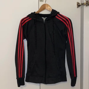 Kofta - Adidas Essentials 3-stripes hoodie / kofta. Storlek XS, passar S.