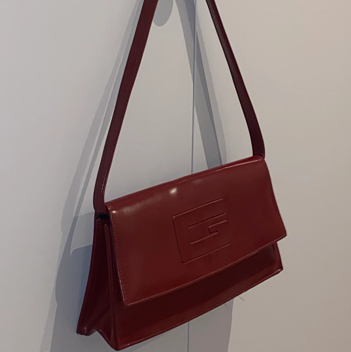 Vinröd axelremsväska - 90