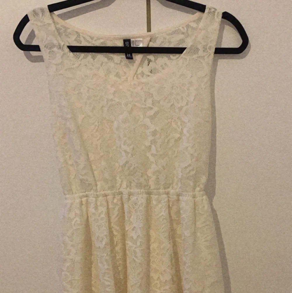 Super fint vita klänning 🤍, skicka för fler bilde🤍 kom gärna med bud vid intresse 😃. Klänningar.