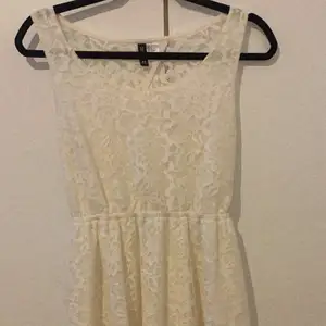Super fint vita klänning 🤍, skicka för fler bilde🤍 kom gärna med bud vid intresse 😃