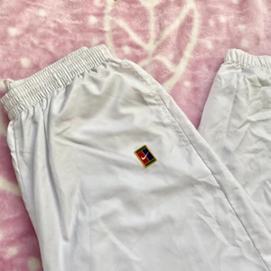 Nike trackpants - Coola Nike trackpants med snygga blixtlås slitsar vid anklarna! Varan har inga defekter förutom små röda fläckar som var där när jag köpte dem (se sista bild). De är köpta second-hand. Läs gärna mina villkor och köp dem redan nu för fast pris! 💓🧚🏼