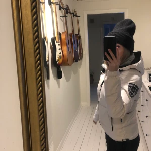 D Brand jacka vit - Jackan är inköpt för 2000kr förra vintern! Säljer jackan för det billiga priset för att dunet i jackan har blivit lite huller om buller, går lätt att fixa genom att tvätta jackan och torktumla med en tennisboll! Buda från 300kr