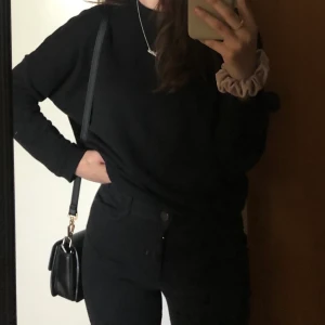 Svart Sweatshirt - Swearshirt- använd ett par gånger, köpt för 200kr.      Säljer även jeansen på bilden som är bootcut jeans i storlek xs från gina tricot, ni kan buda på de💕