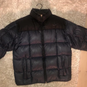 vintage jacka nike - svart/mörkblå nike jacka köpt här på plick. Väldigt snygg men tror den är ganska gammal så finns en del slitningar. Passar mig som är XS-S! Köpare betalar frakten. Högsta bud 510