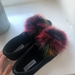 Coola Steve madden  - Säljer mina sjukt coola Steve Madden skor med en fluffig boll på. Tyvär passar som inte min stil och därför har jag ej använt dom:/ köpta för 1500kr på jedviks 
