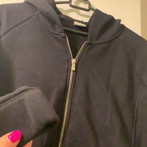 Gina Tricot hoodie, svart, långärmad, varm och skön. Fin material, använd 1/2 gånger. Dragkedja och fickor 