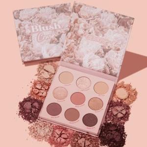 Ögonskugga colourpop  - Ny och oanvänd ögonskuggs palette från colourpop. Blush crush paletten kommer i 9 färger. Det kan uppkomma att vissa skuggor har fått fraktskada, men alla skuggor är hela och oanvända. Skicka i chat om bilder önskas :) frakt tillkommer och samfraktar gärna 