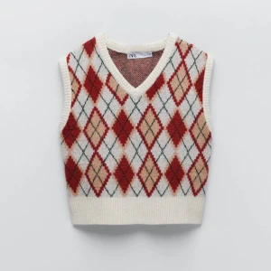 Väst från zara - Säljer min jätte fina rutiga väst från zara. Säljer för att jag inte har någon användning av den. Jättefin med en vit tröja under eller utan💞 skriv för fler bilder, kan mötas upp i Stockholm!🤗