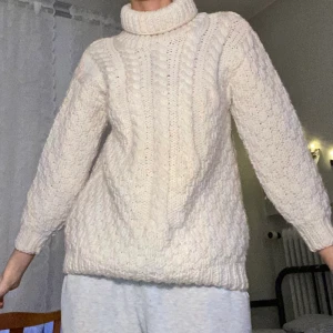 Stickad polo - En vit stickad polo som är supermysig! Varan har inga defekter och är köpt second-hand. Läs gärna mina villkor 🧚🏼💓