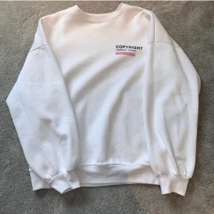 Grafisk Tjocktröja - Säljer denna vita sweatshirt med coolt tryck! Sitter snyggt oversize på mig som vanligtvis bär S