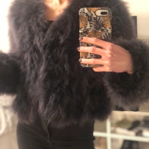 Fluffig jacka från Quinte  - Säljer denna superfina fluffiga jackan från quinte. Köpt för ca 1500kr säljer för 700kr. Den är i stl S/M Fin både till festligare och vardagliga tillfällen💗