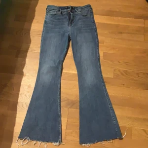 Blåa Bootcutjeans - Jeans från hollister! De är normalhöga i midjan, passar folk mellan 158-168 skulle jag säga. Nästan aldrig använda pga de är för stora